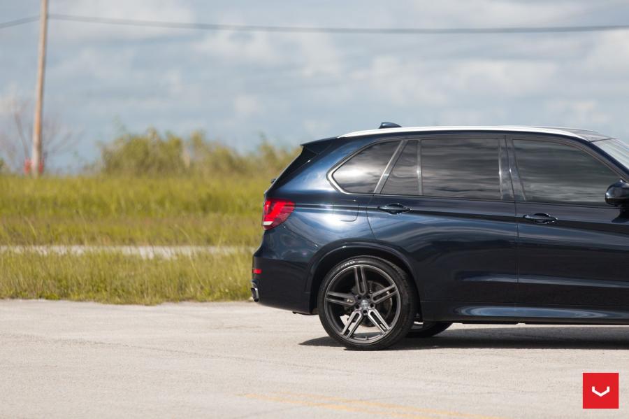 Детали экстерьера BMW X5 xDrive35i on Vossen Wheels (HF-1) 2018 года  (фото 32 из 36)